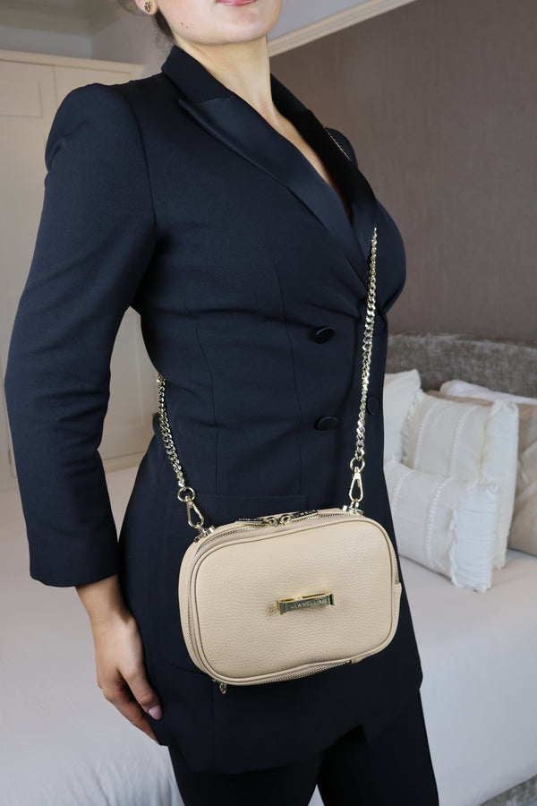 The AVAIA Petit Noir worn on the shoulder, horizontal