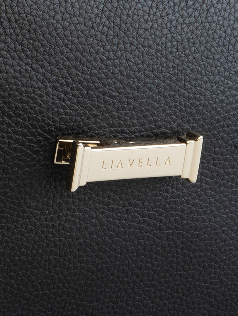 The AVAIA bag: Black